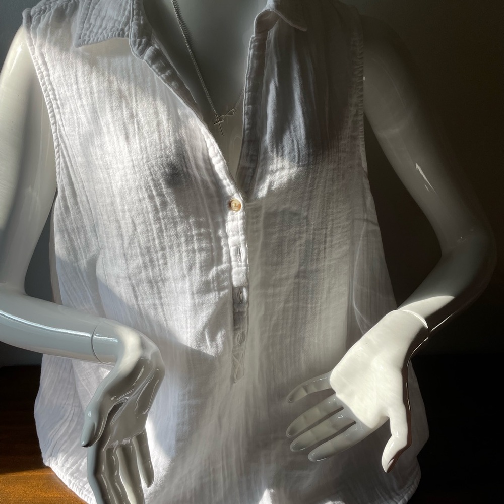 Time and Tru White Sleeveless Button Down Shirt
